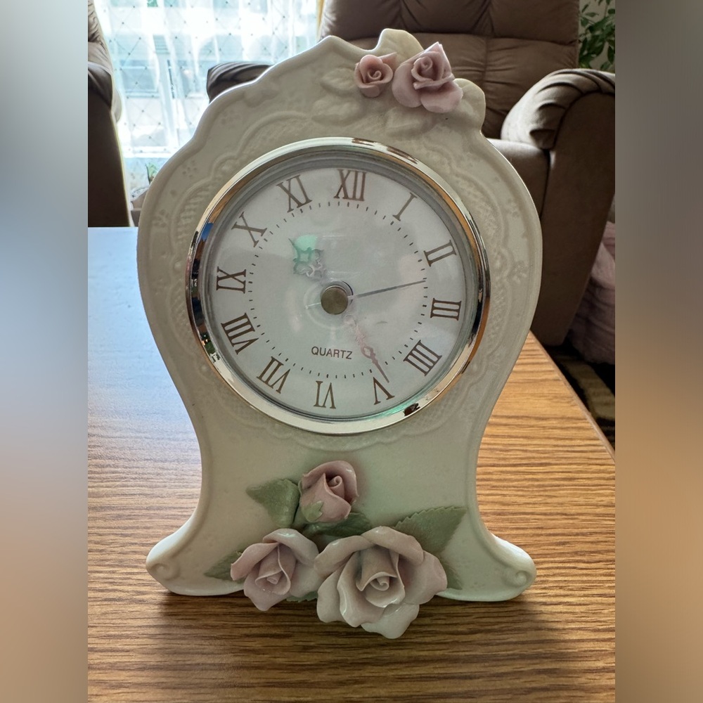 Beautiful ceramic Quartz mantle clock with roses